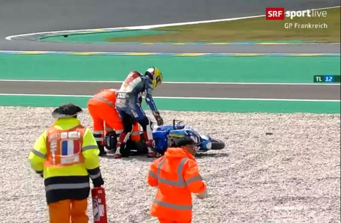 Tom Lüthi stürzt beim Frankreich-GP in der Moto2. Tom Lüthi Moto2
