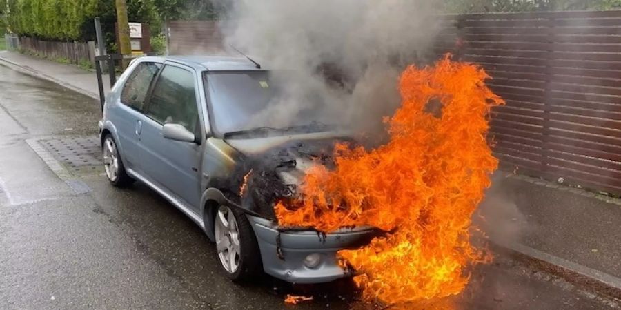 Ein parkiertes Auto brennt im Kanton St. Gallen.