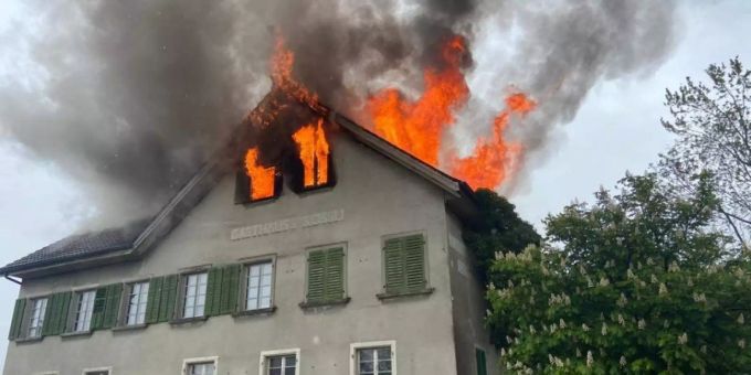 Das ehemalige Restaurant in Bünzen steht in Flammen. bünzen