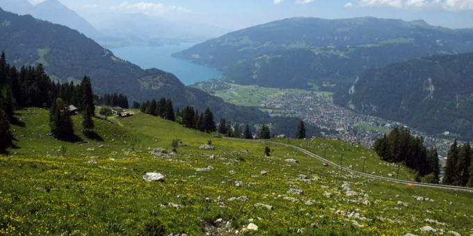 Sicht auf den Thunersee und die Agglomeration Interlaken, am Samstag, 21. Juni 2014, in Breitlauenen ob Interlaken. schynige