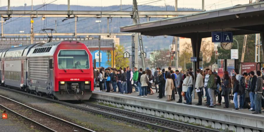 Reisende auf dem Bahnsteig am Bahnhof Regensdorf.