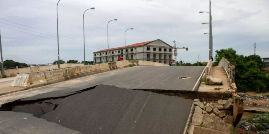 Schäden an einer Strasse in Luanda durch die Überflutungen