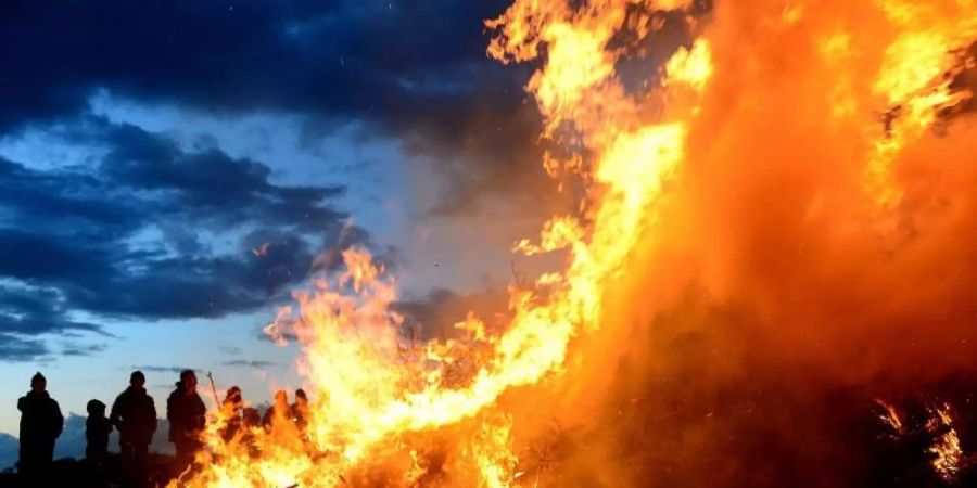 Vor Corona war das Osterfeuer in vielen Städten und Gemeinden ein fester Bestandteil des Osterwochenendes. In diesem Jahr dürfte es - zumindest im grossen Rahmen - vollständig ausfallen. Foto: Maurizio Gambarini/dpa