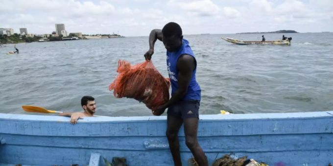 Müll wird vor der Küste des Senegal aus dem Meer geholt. Abkommen