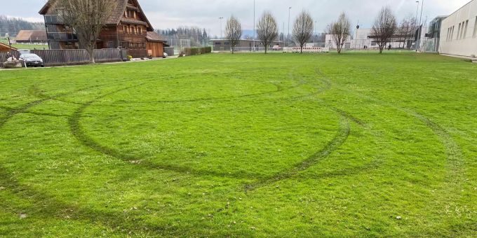 Reifenspuren, die ein 19-Jähriger auf einer Wiese in Steinhausen hinterlassen hat. Steinhausen