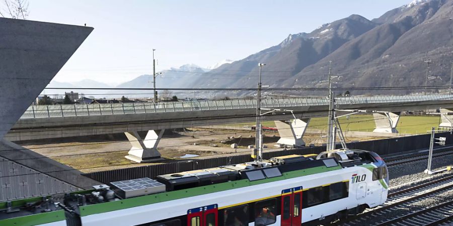 Die vollständige Einführung des neuen Fahrplans bringt deutliche Verbesserungen im Tessiner Regionalverkehr. Im Bild ein SBB RegioExpress Tilo, der von Locarno Richtung Lugano durch den Ceneri-Basistunnel fährt.