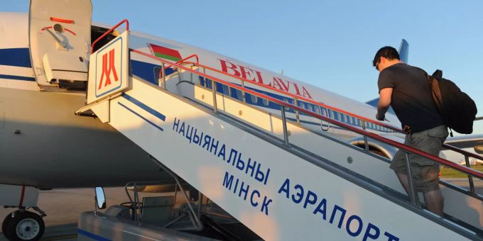 Ein Mann steigt am Flughafen in Minsk (Weissrussland) in ein Flugzeug der Airline Belavia. Fluglinie Belavia