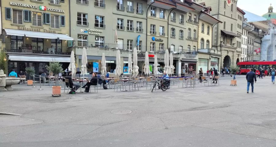 Noch spärlich besetzt sind die Tische vor der Pizzeria Thurm in der Berner Innenstadt, kurz nach halb12.