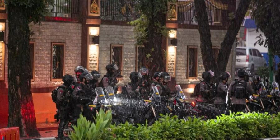 Polizisten bewachen ihr Hauptquartier in Jakarta