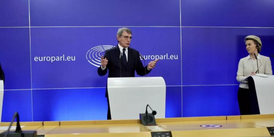 Antonio Costa (l.), Premierminister von Portugal und Vertreter der EU-Ratspräsidentschaft, David Sassoli (M.), Präsident des Europäischen Parlaments, und Ursula von der Leyen, EU-Kommissionspräsidentin, bei einer Pressekonferenz im Gebäude des Europäischen Parlaments. Foto: Olivier Matthys/AP/dpa