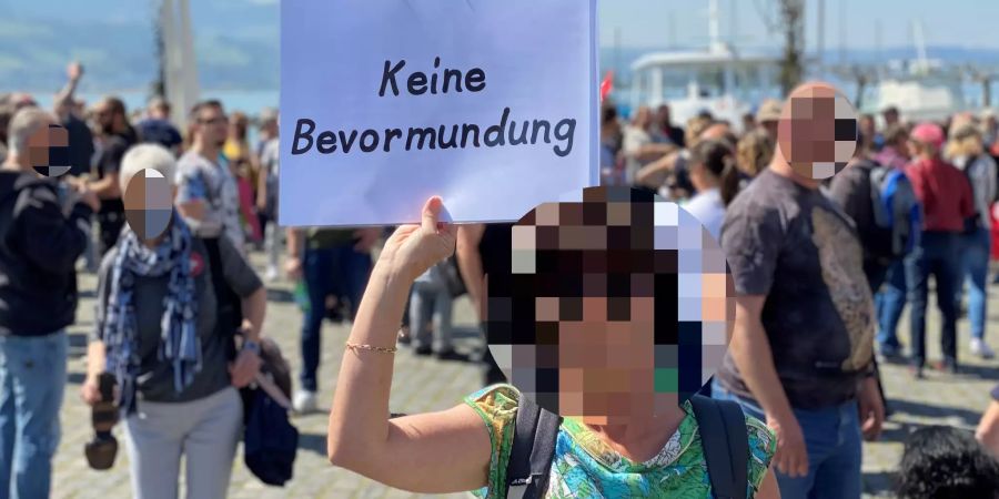 Die Menschen in Rapperswil-Jona SG wehren sich gegen die Corona-Regeln des Bundesrats.