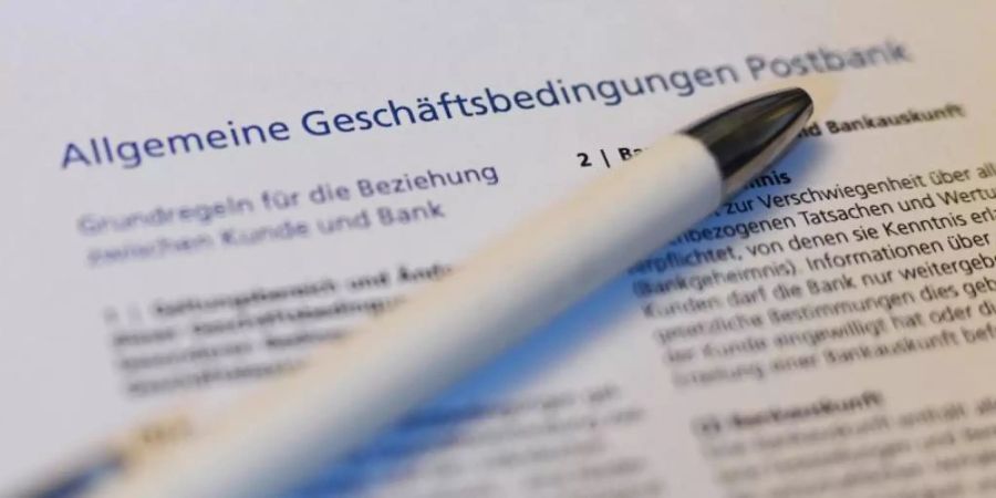 Der Bundesgerichtshof (BGH) hat Klauseln, die eine stillschweigende Zustimmung des Kunden bei einer Änderung der AGB festlegen, für unwirksam erklärt. Foto: Uli Deck/dpa