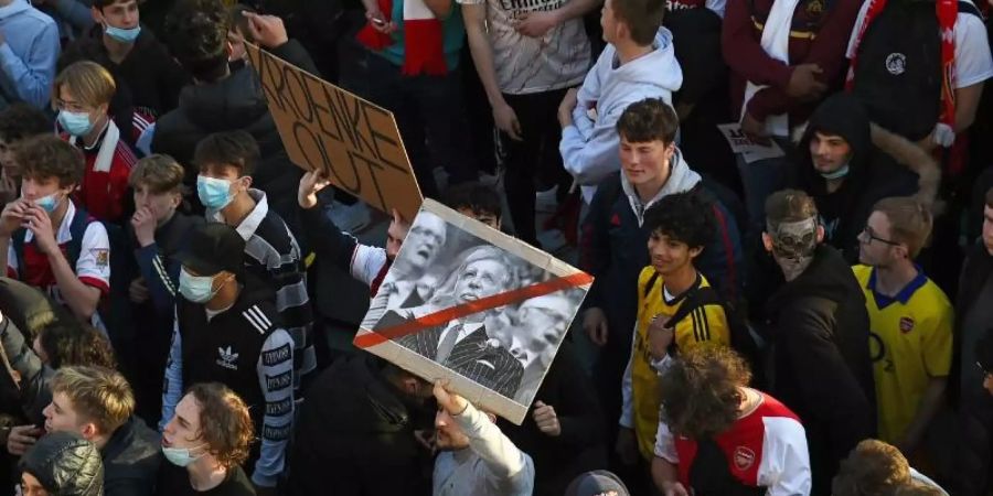 Mit einem durchgestrichenen Foto von Stan Kroenke protestieren Arsenal-Fans gegen den Clubbesitzer. Foto: Kirsty O'connor/PA Wire/dpa