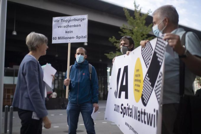 Demonstration des Bürgerforum Pro Regionalspital Wattwil vor dem St. Galler Kantonsrat, aufgenommen am Mittwoch, 16. September 2020, in St. Gallen. Spital Wattwil