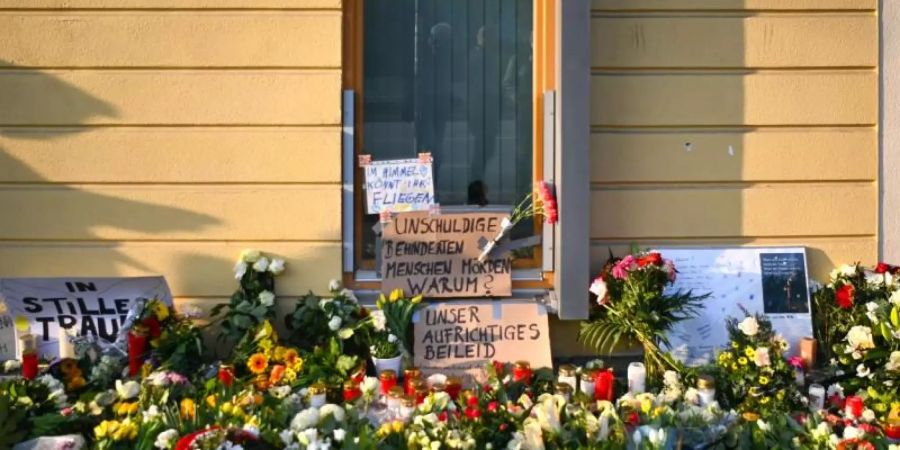 Blumen, Kerzen und Plakate liegen vor dem Eingang zur Einrichtung des diakonischen Anbieters Oberlinhaus. Foto: Soeren Stache/dpa-Zentralbild/dpa