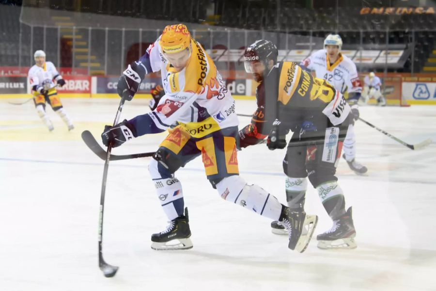 Zugs Topscorer Gregory Hofmann, links, und Berns Cory Conacher, rechts, kämpfen um den Puck, im sechsten Eishockey Playoff Viertelfinalspiel der National League zwischen dem SC Bern und dem EV Zug, am Freitag, 23. April 2021, in der Postfinance Arena in Bern.