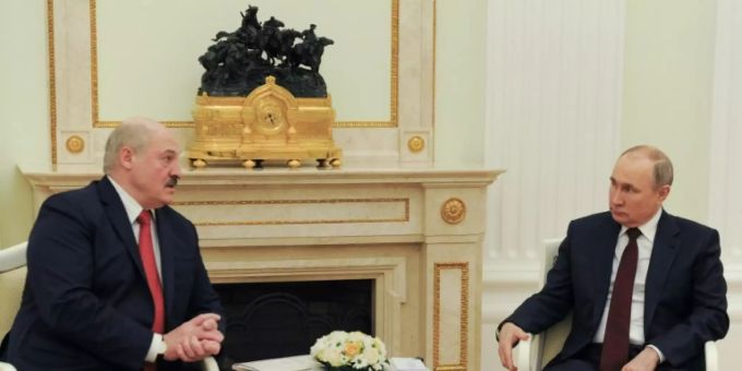 Alexander Lukaschenko (l.) und Wladimir Putin Alexander Lukaschenko (l.) und Wladimir Putin