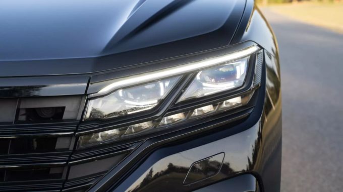 Funktionieren alle Lichter, sind keine Steinschläge vorhanden? Eine Sichtprüfung vor dem Urlaub ist wichtig Mobilitätsratgeber Auto urlaubsfit machen