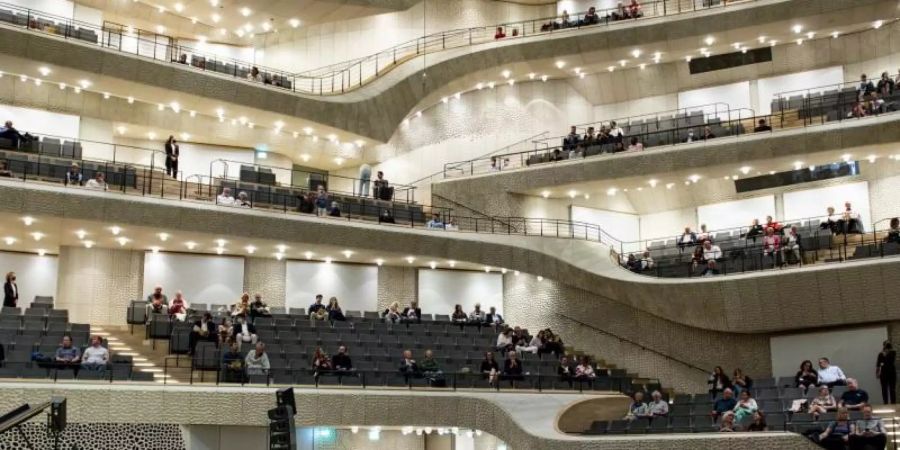 Bald wieder mit Publikum vor Ort: Am 31. Mai öffnet das Konzerthaus der Elphilharmonie nach der Corona-Pause. Foto: Axel Heimken/dpa