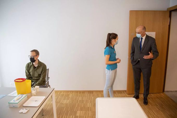 Bundesrat Alain Berset, rechts, spricht mit einer Ärztin in einem Impfzimmer in der Bristenpraxis Altdorf UR. Alain Berset Uri Coronavirus