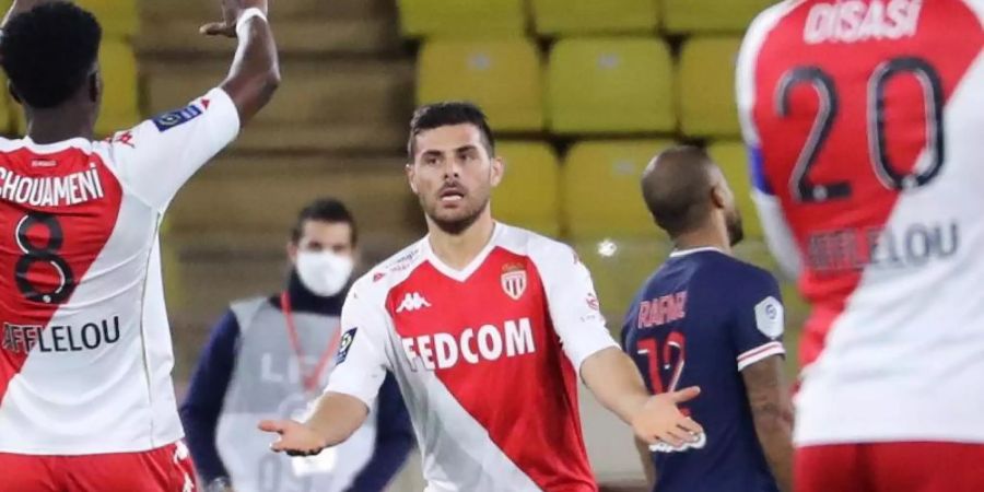 Ist mit AS Monaco in der Ligue 1 auf Rang drei: Kevin Volland (M) feiert ein Tor für die Monegassen. Foto: Valery Hache/AFP/dpa