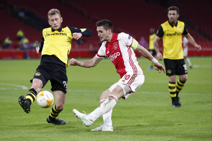 Dusan Tadic (Ajax Amsterdam) im Duell mit Fabian Lustenberger (YB) im Achtelfinal-Hinspiel in der Europa League. Ajax Amsterdam YB