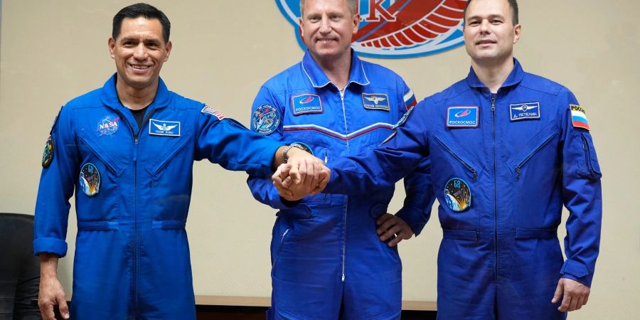 Astronaut Frank Rubio (l) und die Kosmonauten Sergej Prokopjew (M) und Dmitri Petelin während einer Pressekonferenz.