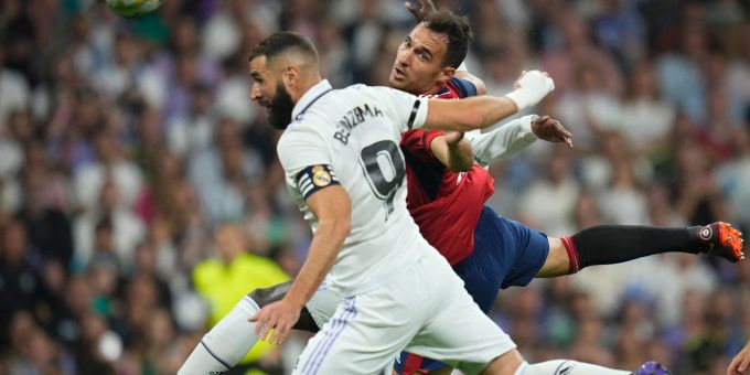 Real-Star Karim Benzema (l) im Kopfball-Duell mit Unai Garcia. Real-Star Karim Benzema (l) im Kopfball-Duell mit Unai Garcia.
