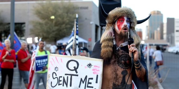 Der «QAnon»-Anhänger Jacob Anthony Chansley, auch bekannt als Jake Angeli, selbsternannter «QAnon-Schamane», spricht während eines Protests von Trump-Unterstützern. verschwörung