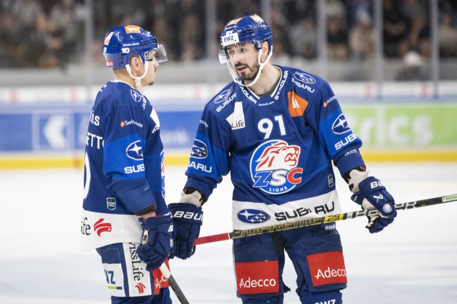 ZSC-Stürmer Denis Hollenstein (r) erzielt das erste Tor im neuen Stadion.