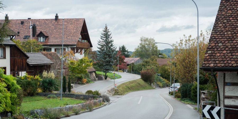 Die Steinmauerstrasse in Neerach. - Bezirk Dielsdorf