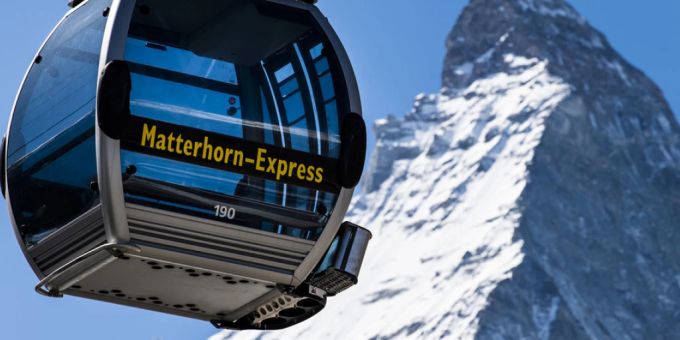 Die Gondelbahn «Matterhorn-Express» vor dem markanten Bergmassiv in Zermatt VS. (Archivbild) gondel