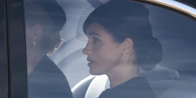 Meghan Markles Ohrringe waren ein Geschenk der Queen. meghan markle