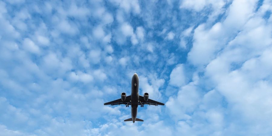 Wenn ein Flieger woanders landet als geplant, bringt das für Passagiere meist Unannehmlichkeiten mit sich.