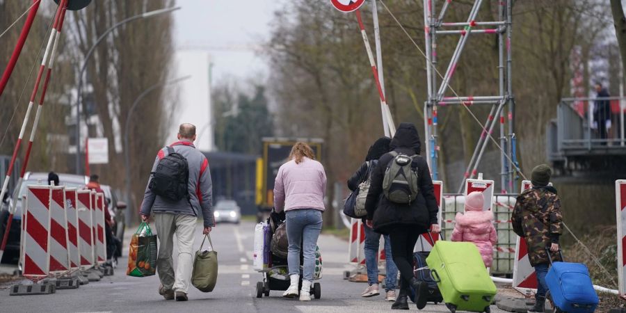 Aus der Ukraine vertriebene Menschen verlassen eine Flüchtlingsunterkunft in Hamburg.