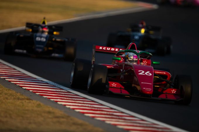 Sarah Moore vor Jamie Chadwick beim W-Series-Rennen im Rahmen des Ungarn-GP der Formel 1. W Series Ungarn