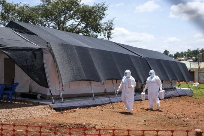 Ärzte mit Schutzanzügen gegen das Ebola-Virus in Uganda. Uganda