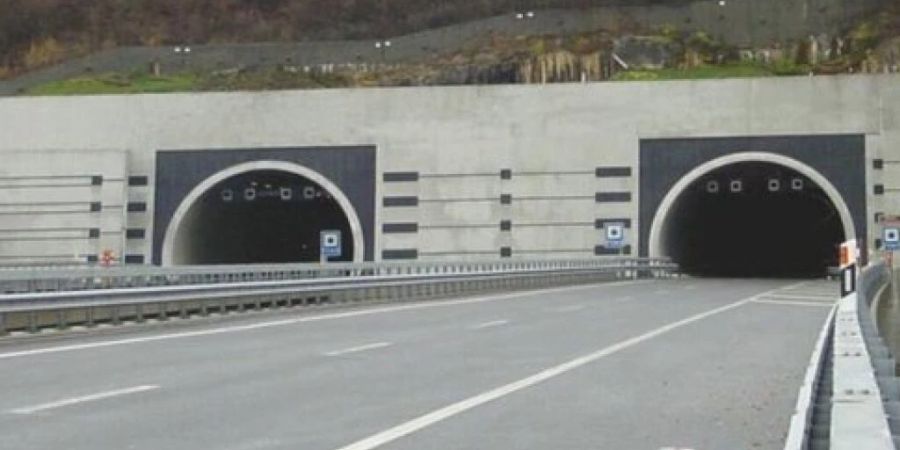Am frühen Donnerstagabend kam es im Arrissoules-Tunnel auf der Autobahn A1 zwischen Freiburg und Waadt zu einem Autobrand.