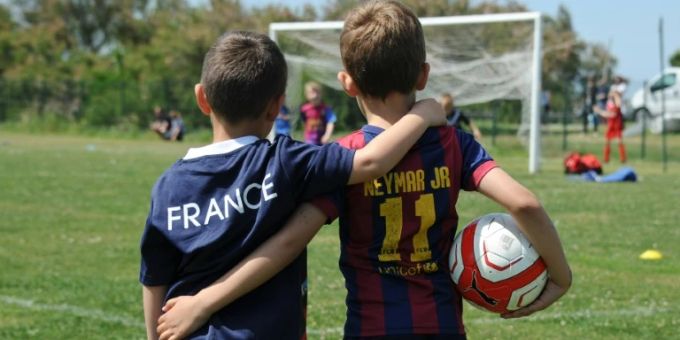 Kinder beim Fussballspielen Kinder beim Fussballspielen