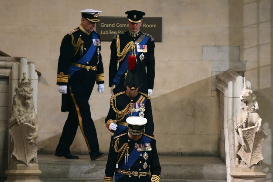 Insidern zufolge soll ausgerechnet Charles dem Skandal-Prinzen die Uniform erlaubt haben.