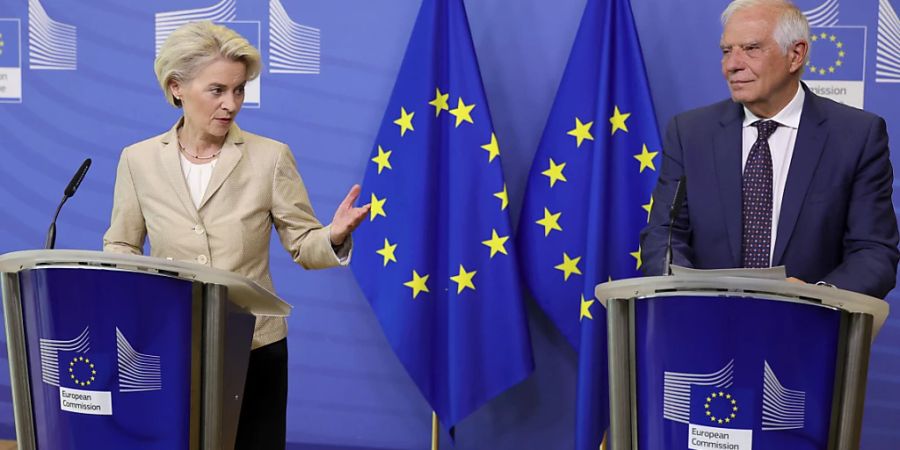 Ursula von der Leyen, Präsidentin der Europäischen Kommission, und Josep Borrell, EU-Aussenbeauftragter, sprechen auf einer Medienkonferenz im EU-Hauptquartier. Foto: Olivier Matthys/AP/dpa