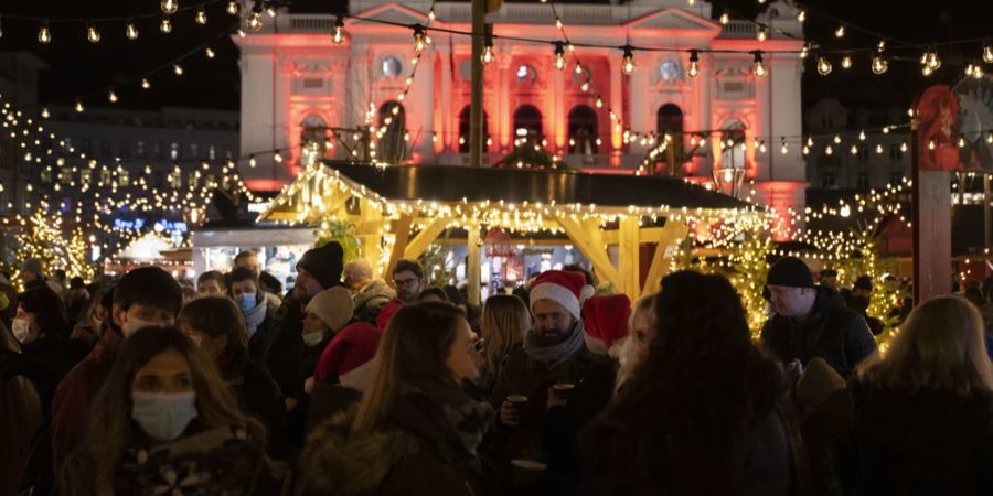 Das Weihnachtsdorf auf dem Zürcher Sechseläutenplatz erstrahlt jeweils in besinnlicher Beleuchtung.