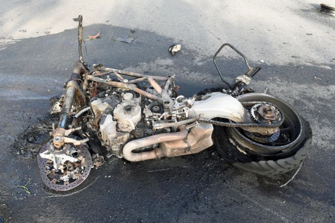 Beide Fahrzeuge brannten nach dem Verkehrsunfall vollständig aus. Altbüron