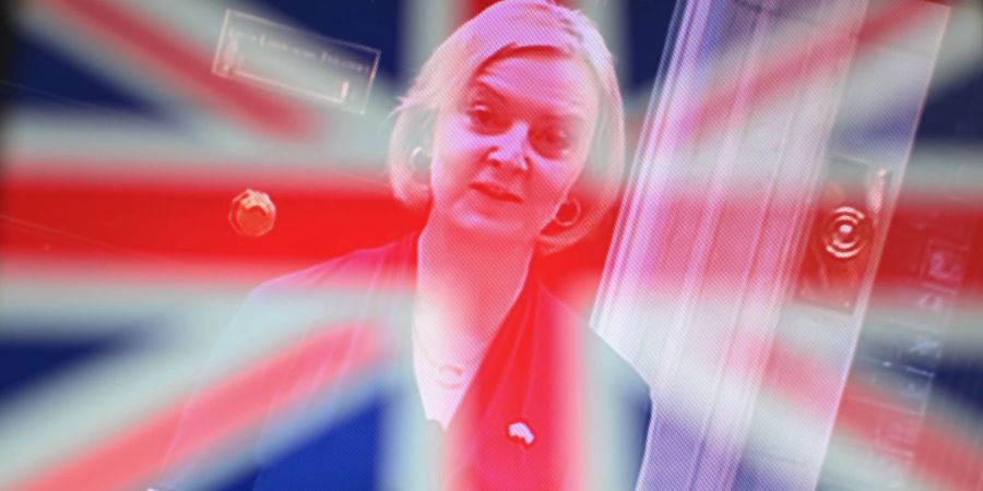 Liz Truss gibt vor der 10 Downing Street ihren Rücktritt als Premierministerin bekannt.