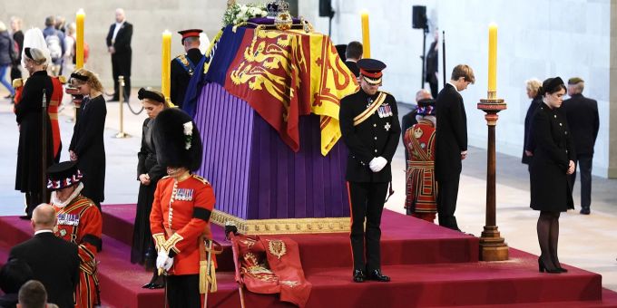Die Enkel der Queen halten am Sarg gemeinsam Totenwache: Prinz William (hinten) steht vor Kopf, Prinz Harry (vorne) am Fuss. Daneben stehen Zara Tindall (l-r), Lady Louise, Prinzessin Beatri Prinz Harry