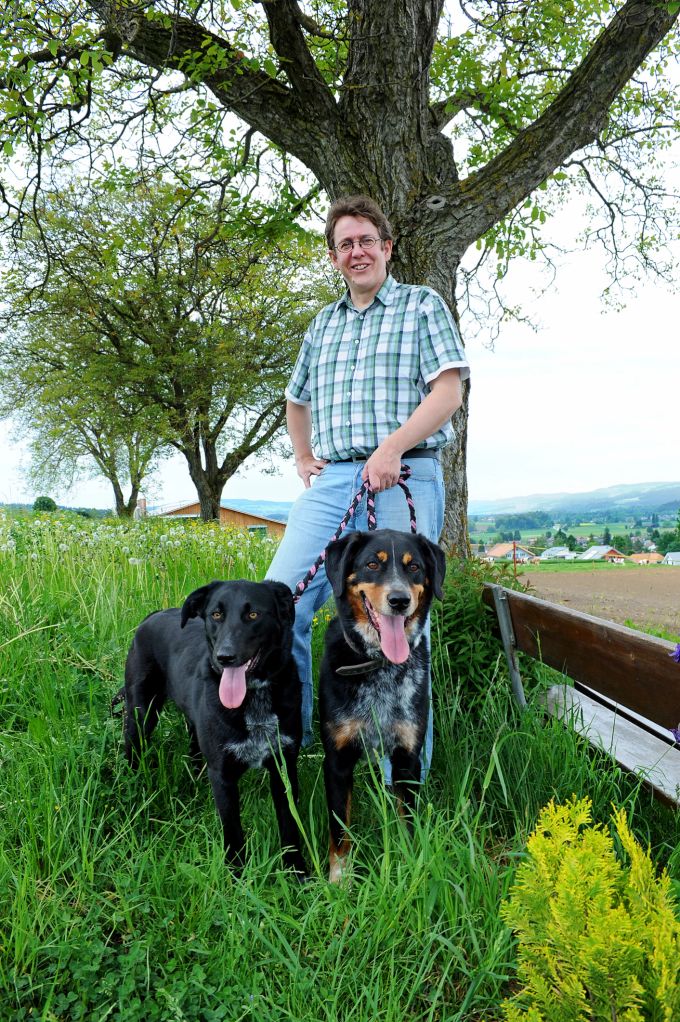 Nebst zwei Hunden...