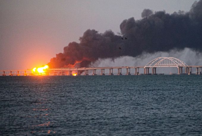 Flammen und Rauch steigen von der Krim-Brücke auf, die das russische Festland und die Halbinsel Krim über die Strasse von Kertsch verbindet. Ukraine-Krieg - Krim-Brücke