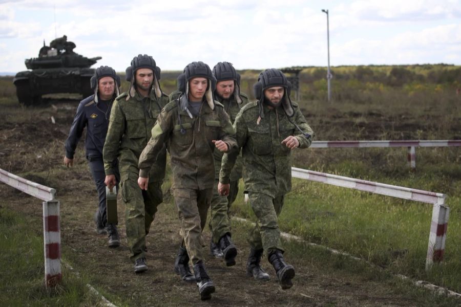 Rekruten während einer militärischen Ausbildung auf einem Schiessplatz in der Region Krasnodar in Südrussland.