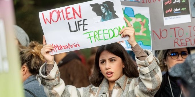 Eine Demonstrantin in Hamburg mit dem Schild «Women, Life, Freedom», dem aktuellen internationalen Slogan gegen das Mullah-Regime im Iran. iran