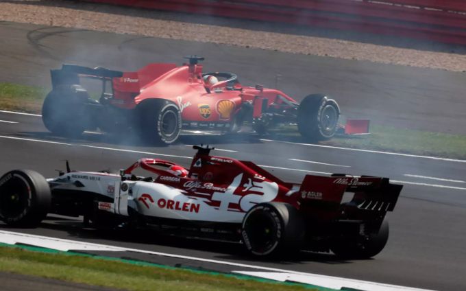 Sebastian Vettel (Ferrari) dreht sich von der Strecke. Vorne fährt Kimi Räikkönen (Alfa-Romeo-Sauber) vorbei. Sebastian Vettel Ferrari